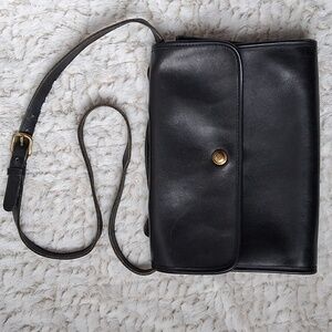Vintage Coach Black Leather Crossbody Bag N° 011-7016